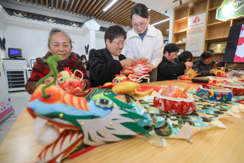 20240120梁祝社区——巧手缝制龙年摆件314.png