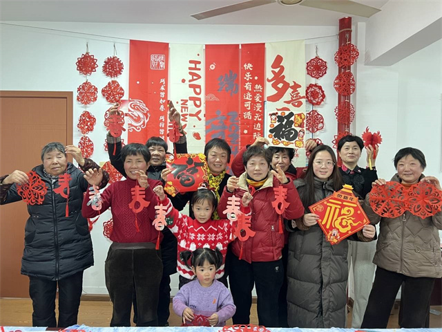 柴桥成校：巧手剪窗花，笑语迎新春.jpg