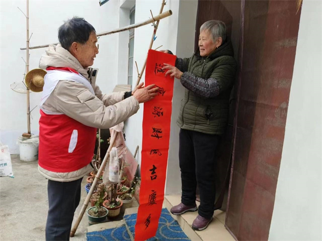 柴桥成校：墨香迎新春 温情暖侨心.jpg