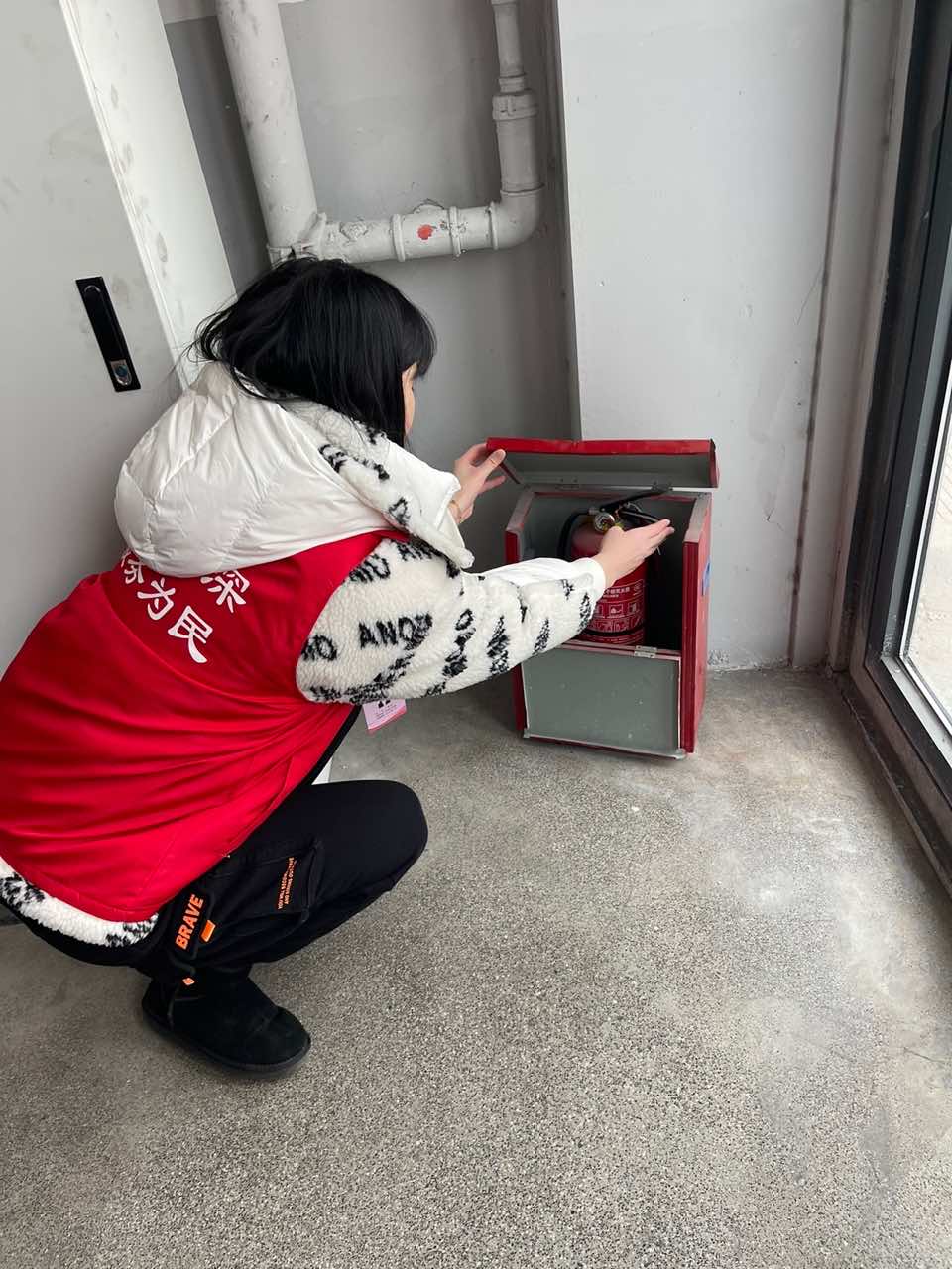 网格员检查消防器材（陈倩倩 摄）.JPG