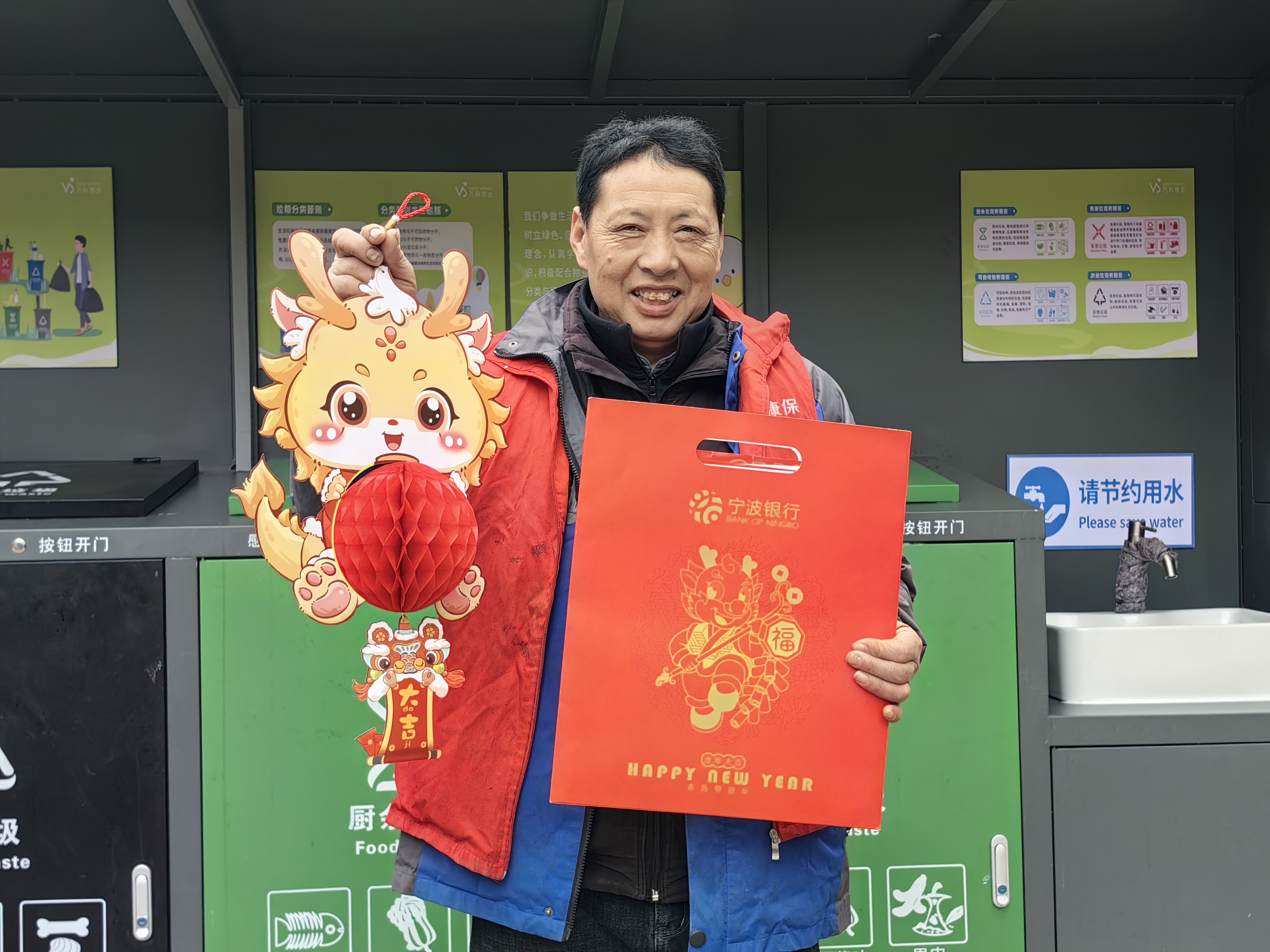 9. 垃圾分类督导员新春照.jpg