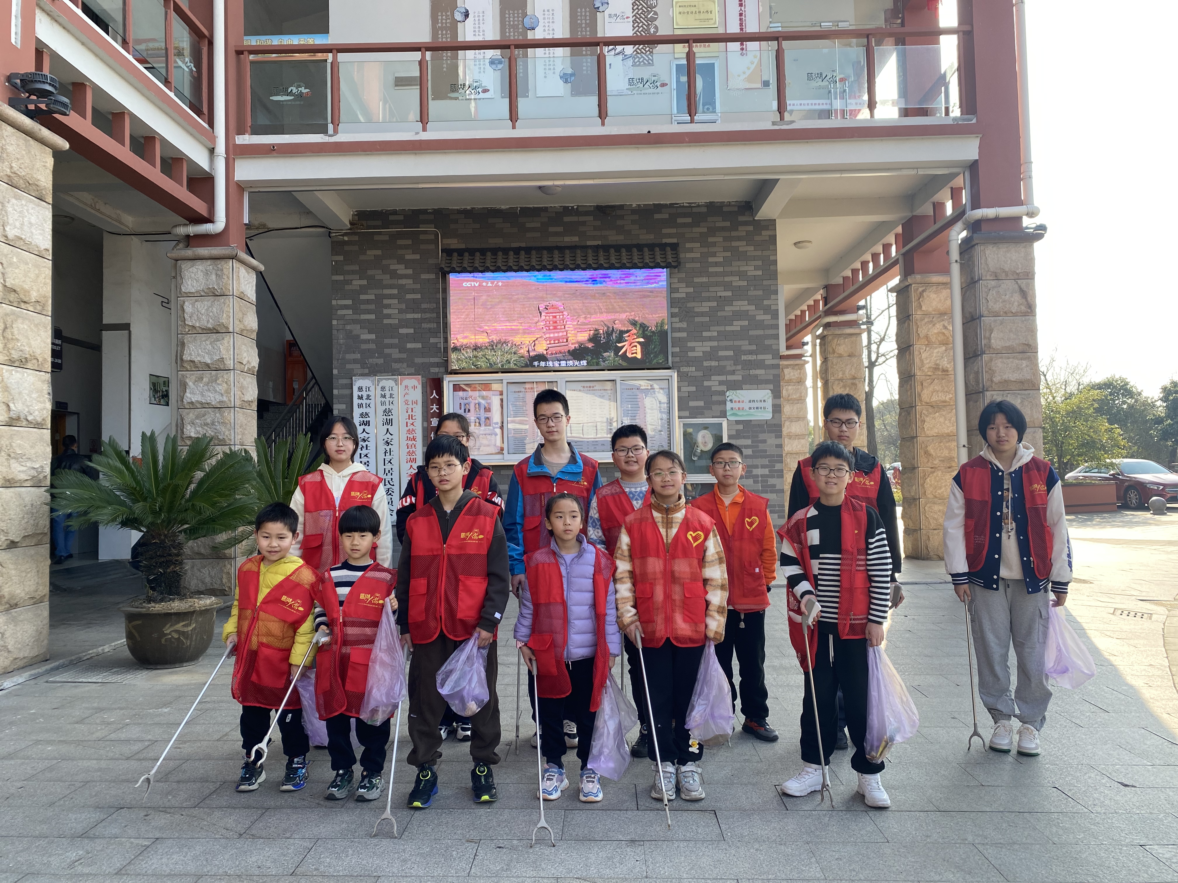 02-19小蜜蜂志愿队清洁家园 (2).jpg