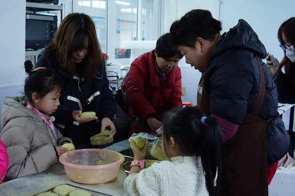 下邵社区党群服务中心：美食、手工……抓住快乐寒假生活.jpg