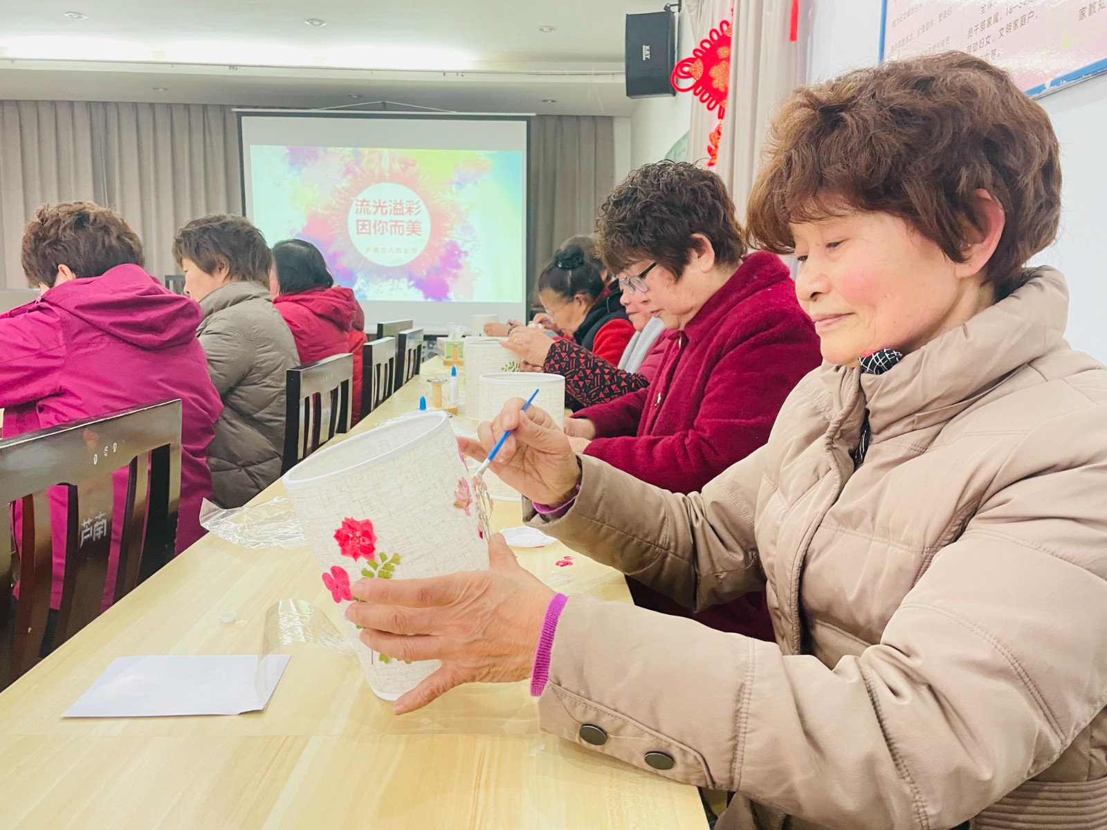 柴桥：巧手压花制台灯 巾帼熠熠绽芳华.jpg