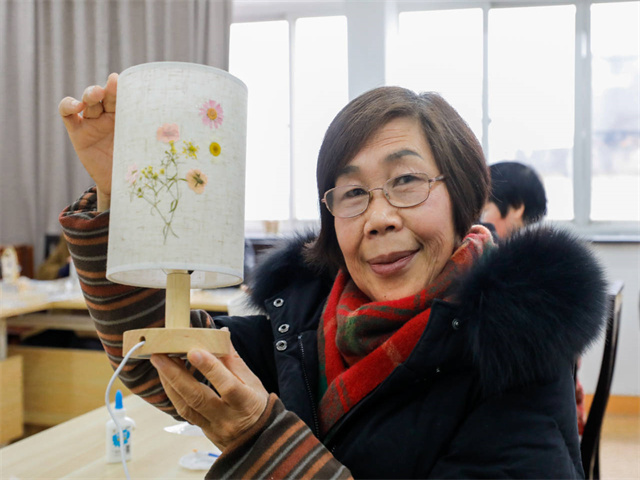 柴桥成校：巧手压花制台灯 巾帼熠熠绽芳华.jpg
