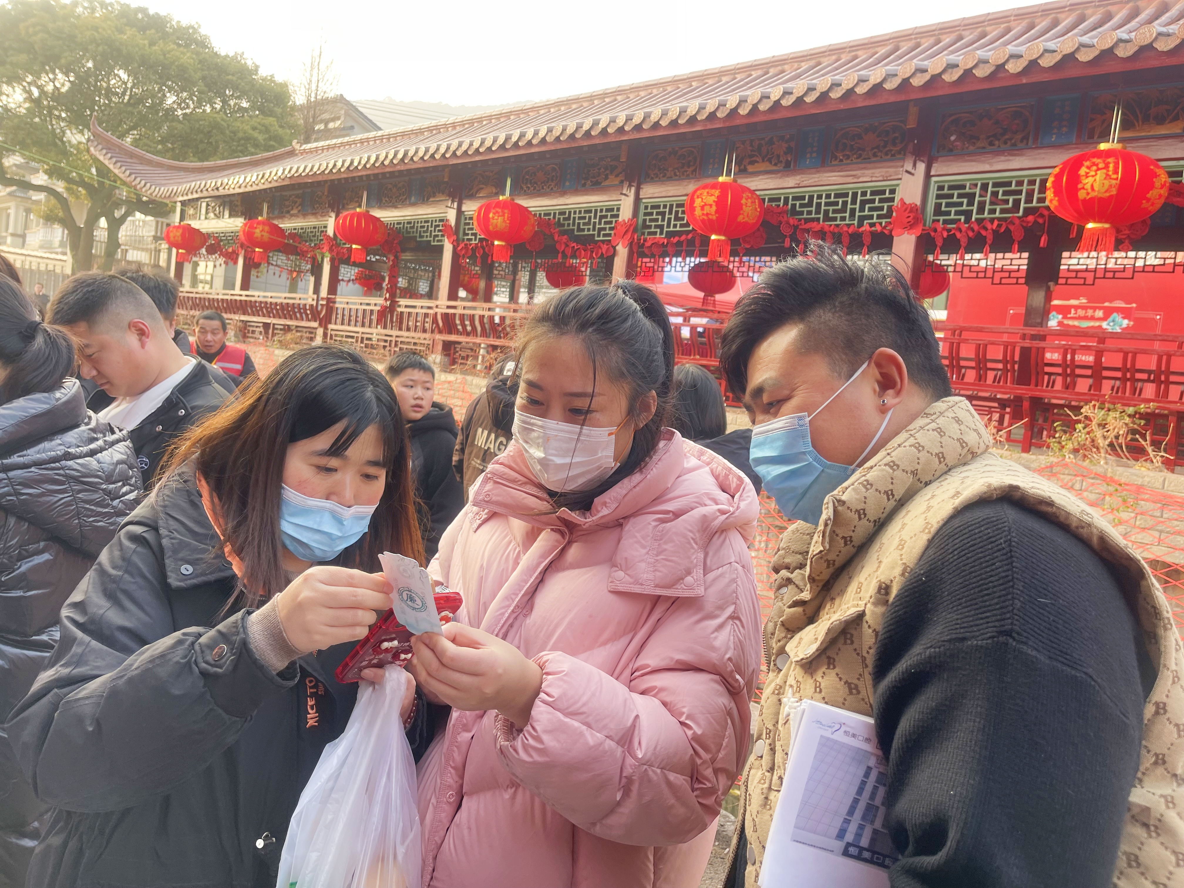 大家正在一起猜谜语（杜静静 摄）.jpg