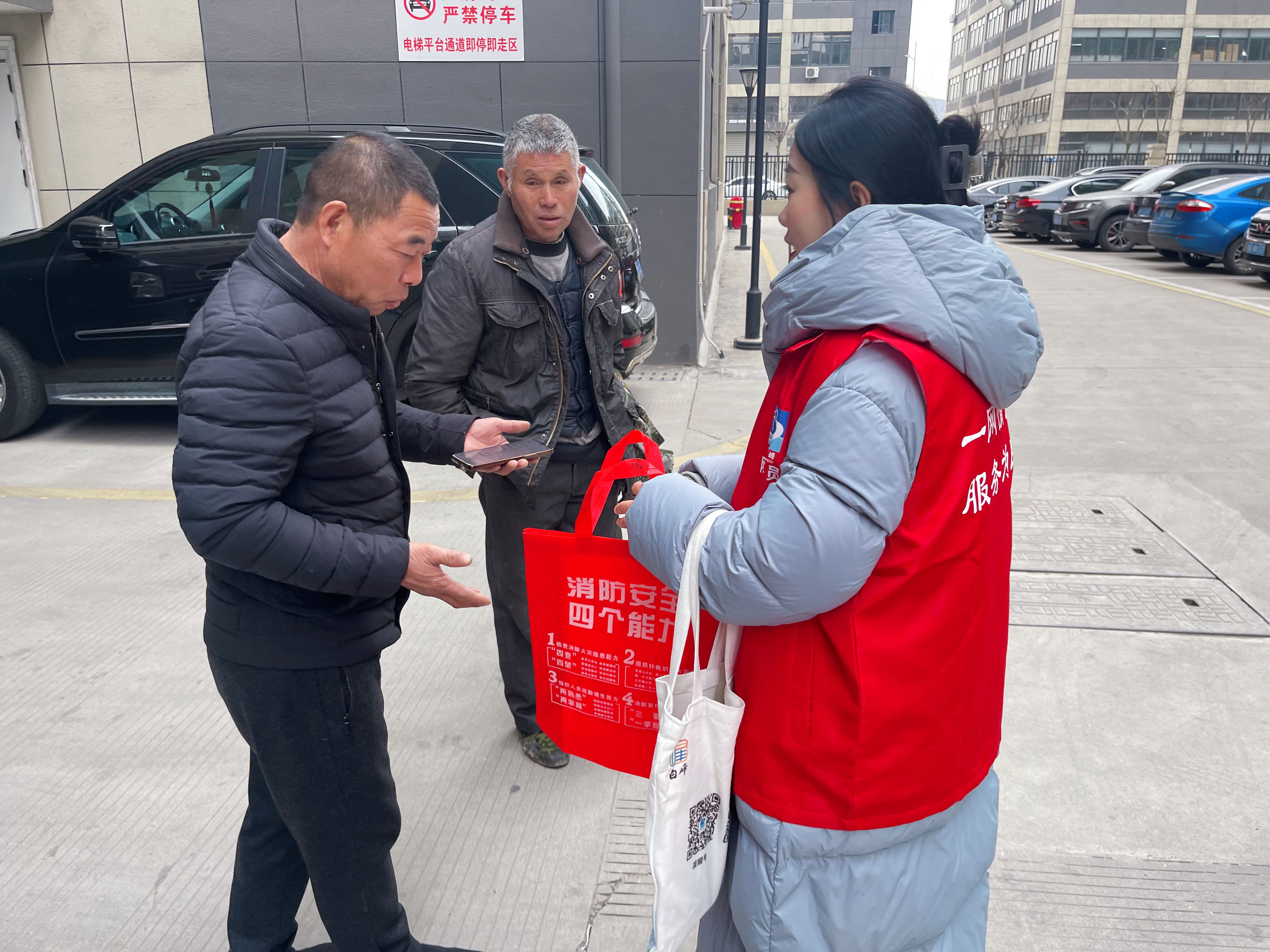 网格员向企业职工宣传消防安全知识（周怡 摄）.JPG