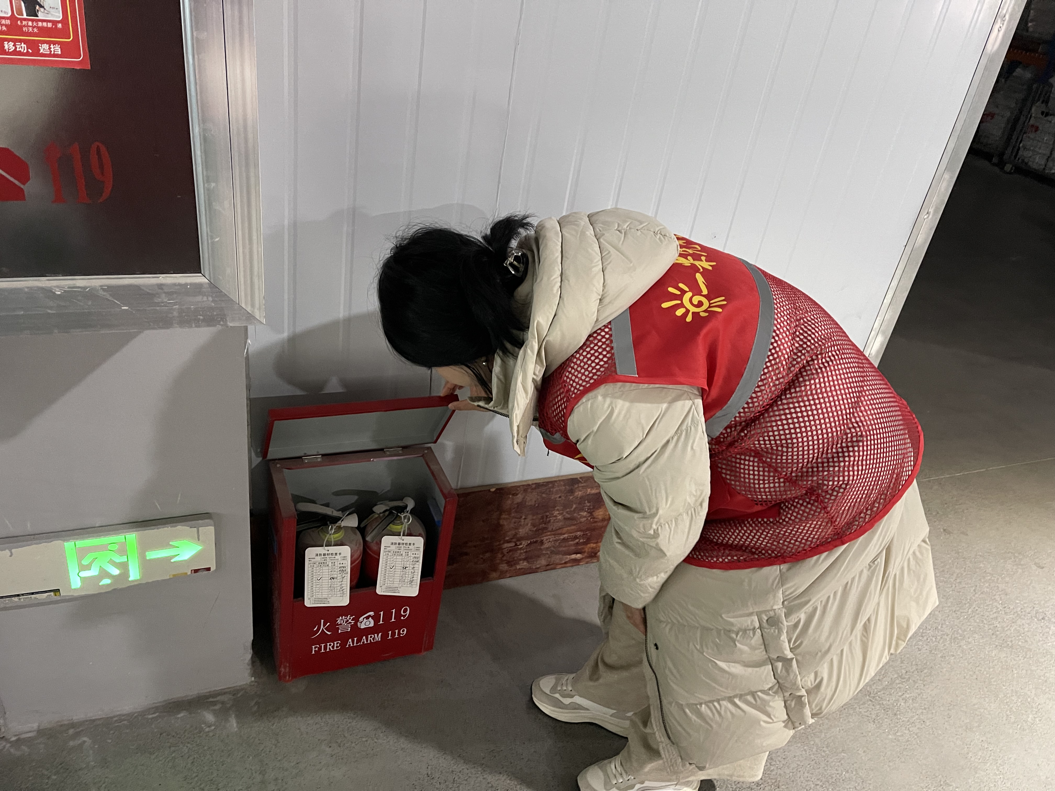 网格员检查灭火器 (於佳丽 摄).jpg