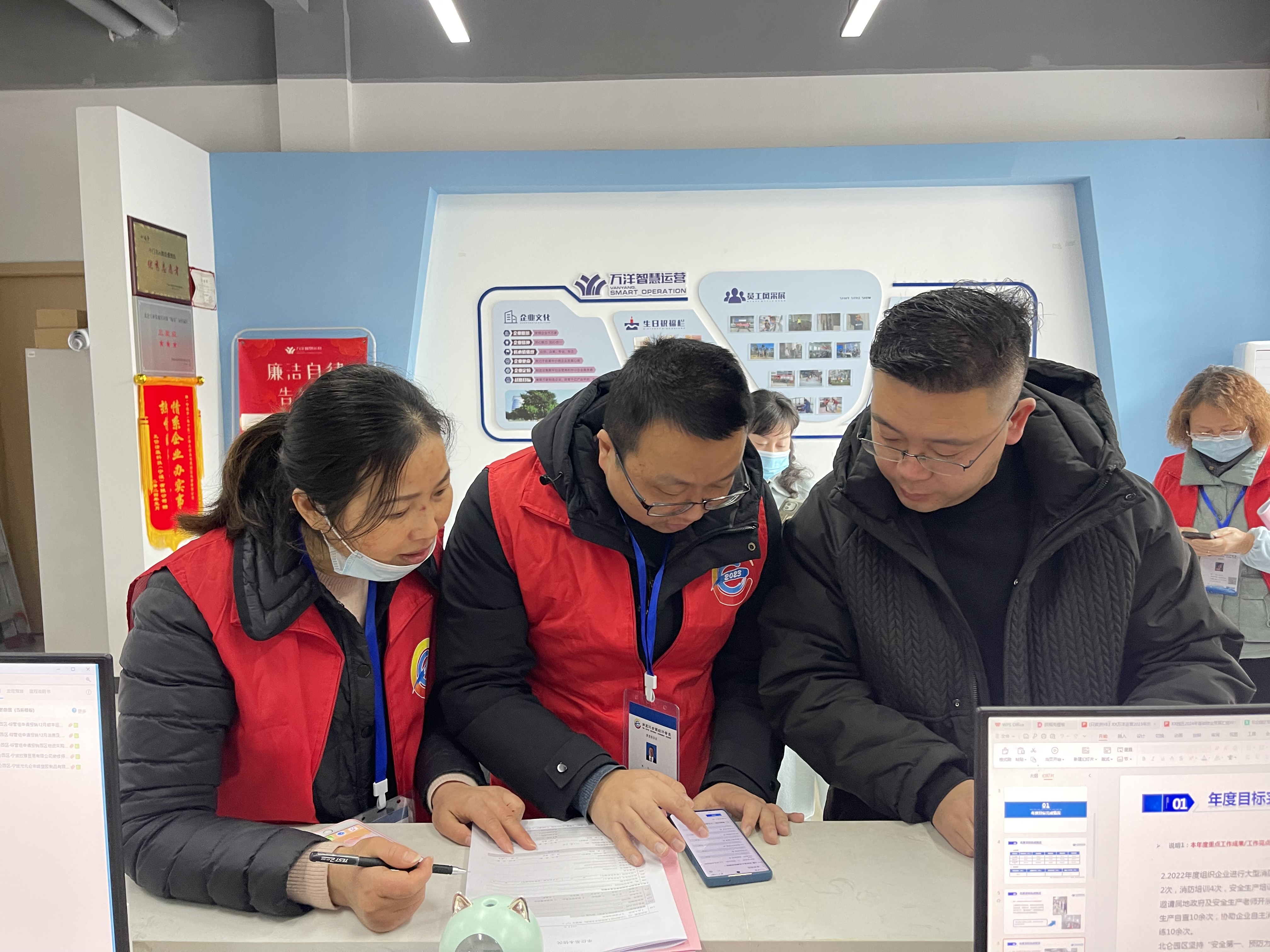 普查员正在进行经济普查（杜静静 摄）.JPG