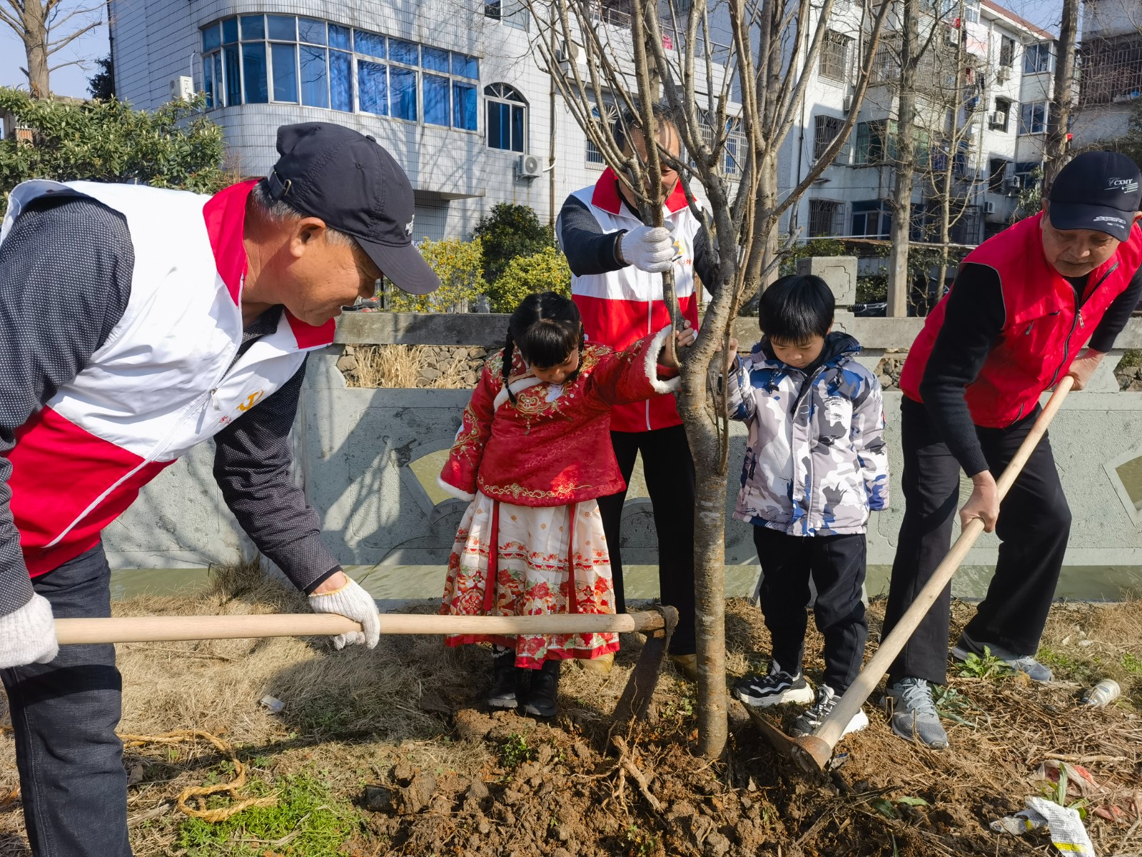 柴桥：为春天充“植”  共建美丽村社.jpg