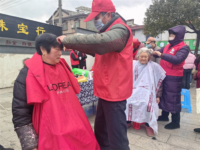 柴桥成校：“剃龙头 讨彩头”爱心益剪暖心头.jpg