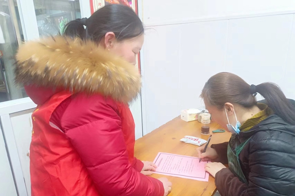 下邵社区党群服务中心：入户反邪教宣传 面对面签订承诺卡.jpg