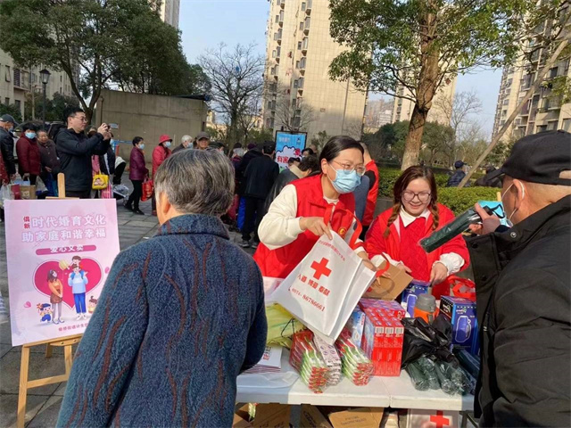 柴桥：爱心义卖暨新时代婚育文化宣传.jpg
