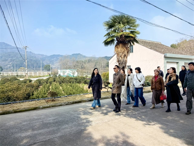 北仑柴桥成校：丽水云和县凤凰街道一行参观柴桥花农客厅.jpg