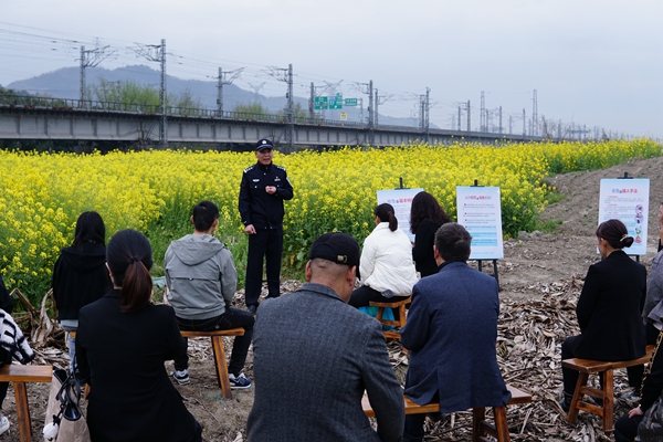 下邵社区党群服务中心：平安宣传进乡村 共赴春日花田.jpg