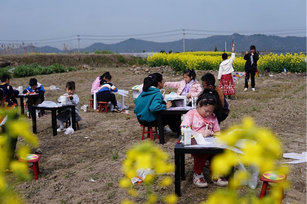 下邵社区党群服务中心：平安宣传进乡村 共赴春日花田1.jpg