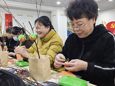 2. 居民们制作柿柿如意树（二）.jpg