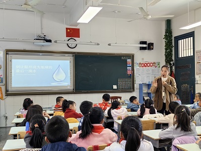 5. 宁波市绿色科技文化促进会的老师上课.jpg