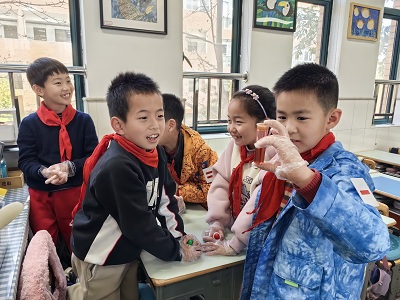 6. 学生们进行科学实验（一）.jpg