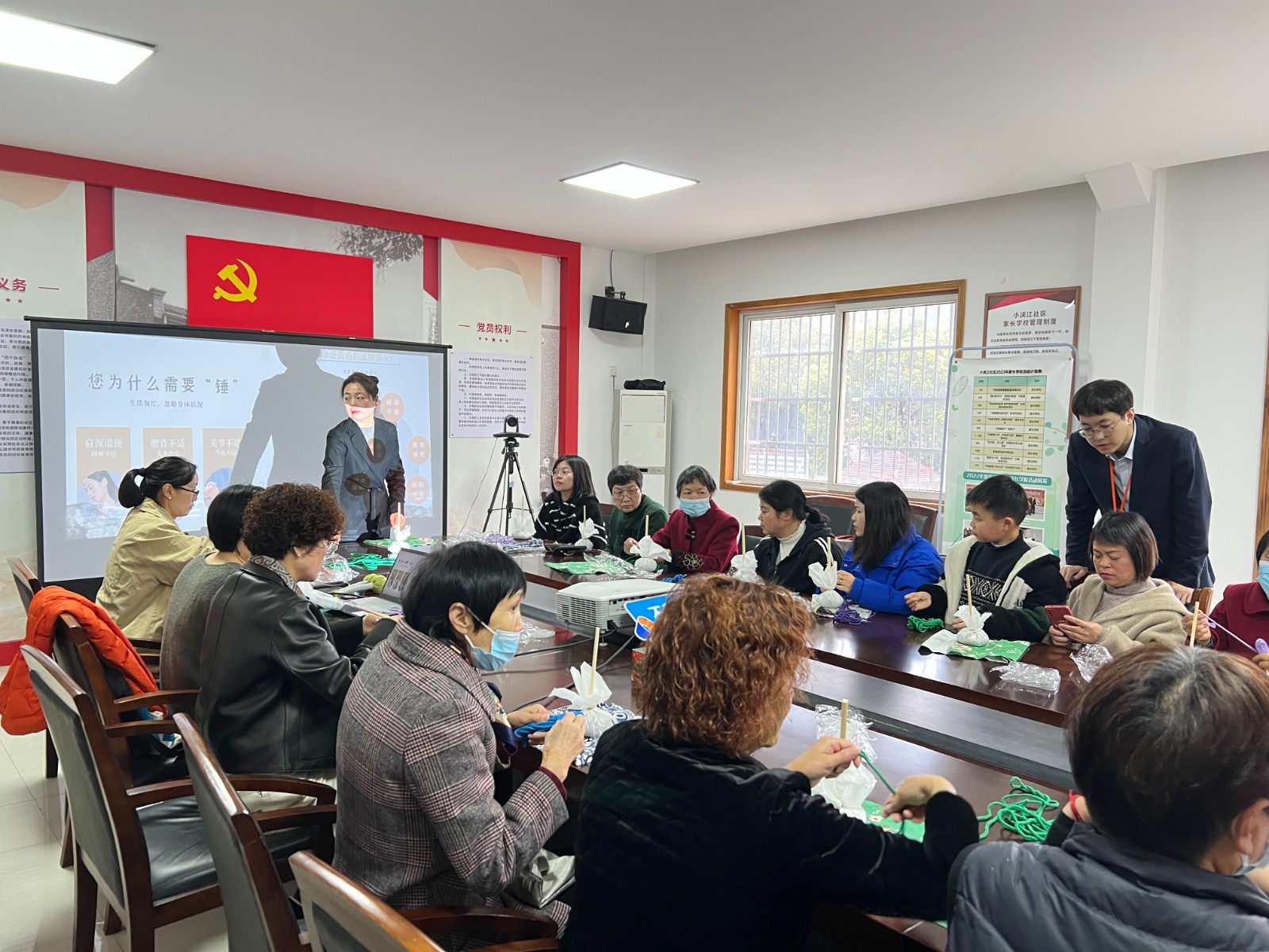 小浃江社区党群服务中心：春日遇健康，手作艾草养生锤.jpg