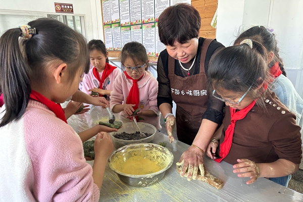 下邵社区党群服务中心：听红色故事 做传统青团.jpg