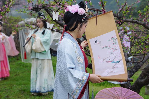 下邵社区党群服务中心：赴一场桃花盛宴，体验百味宋韵2.jpg