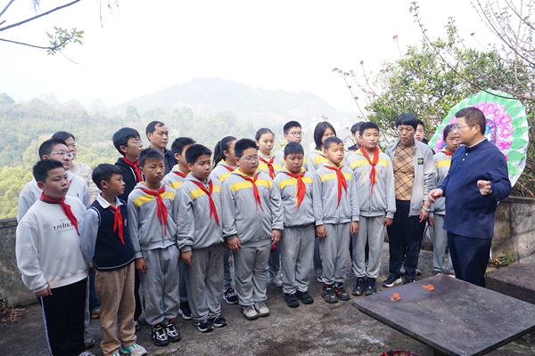 下邵社区党群服务中心：清明祭奠 缅怀先烈.jpg