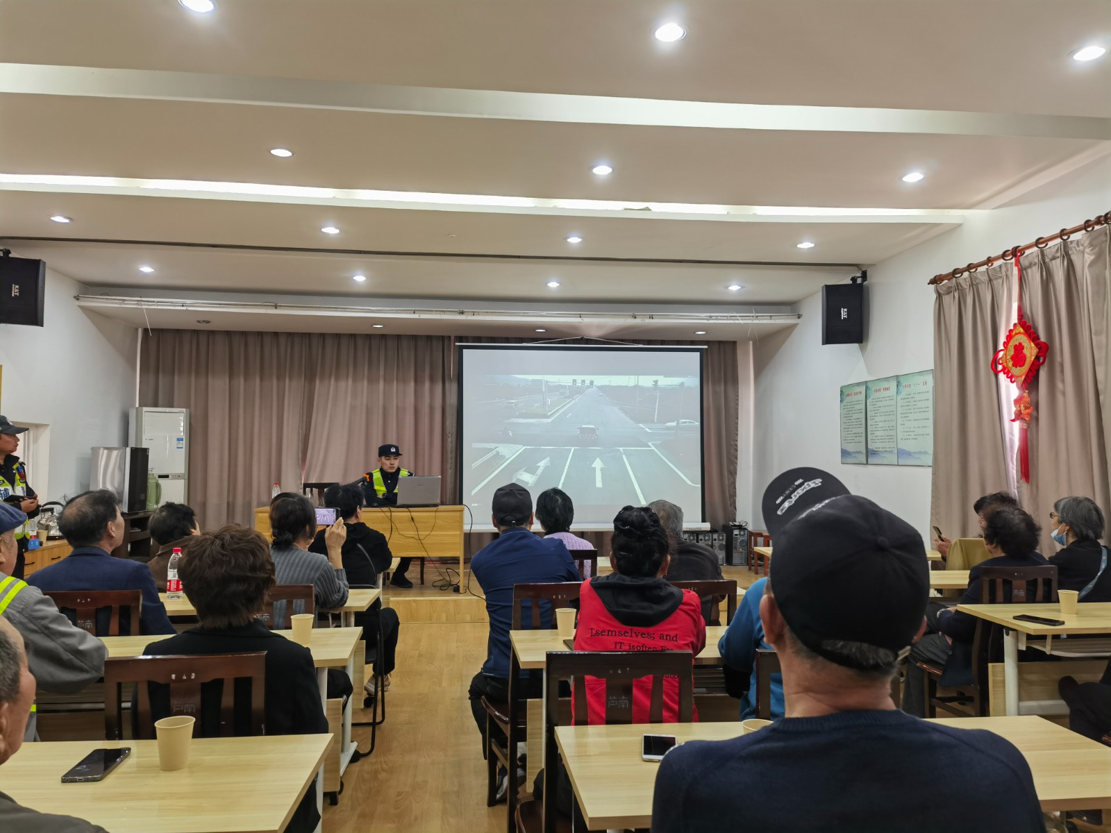 柴桥：交通安全宣讲进社区  共“话”安全零距离.jpg