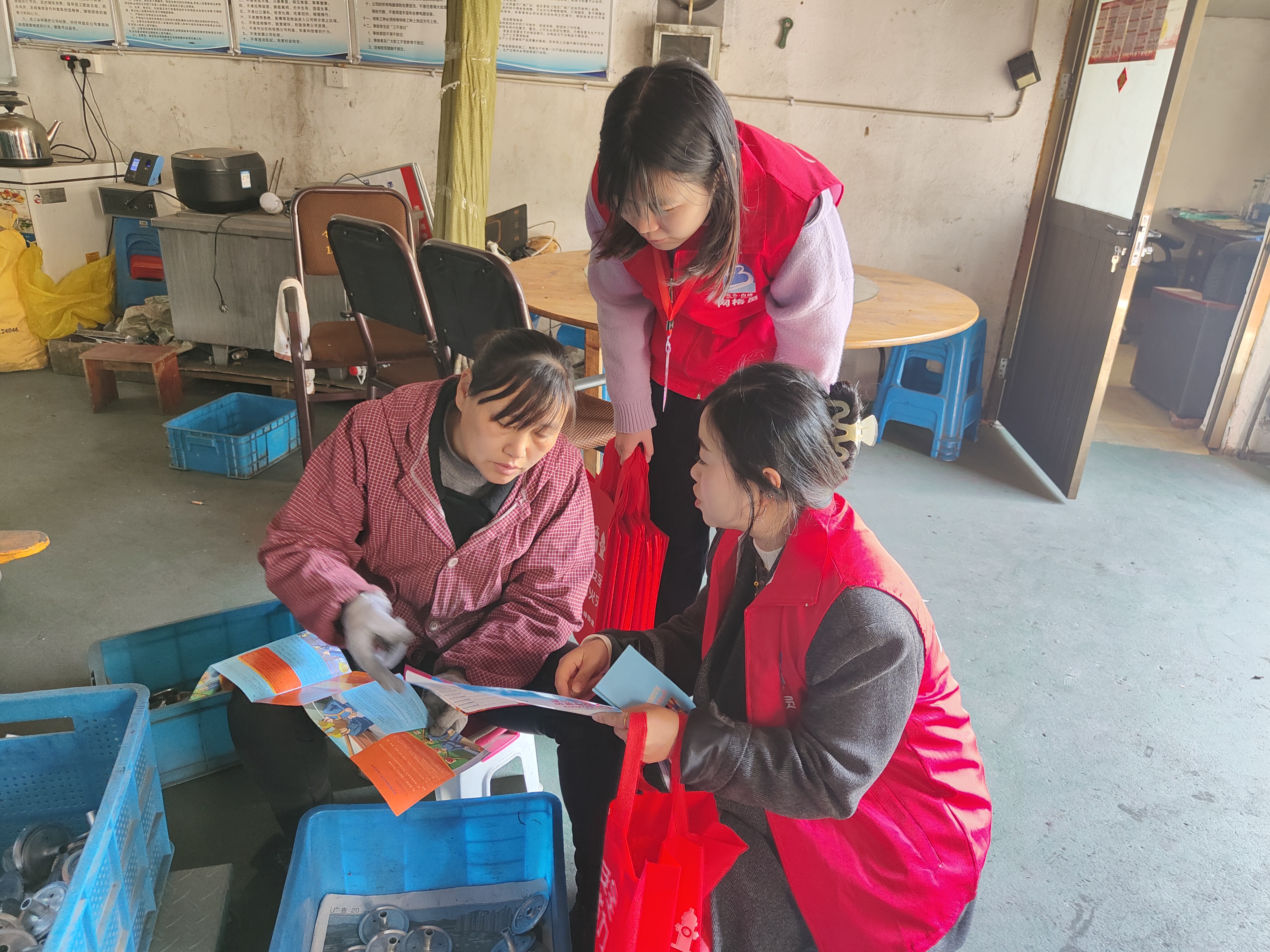 网格员向产业工人宣传消防安全知识（照片均由於佳丽摄）.jpg