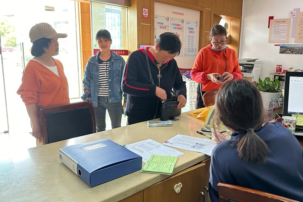 下邵社区党群服务中心：积极做好工会互助医疗参保工作.jpg
