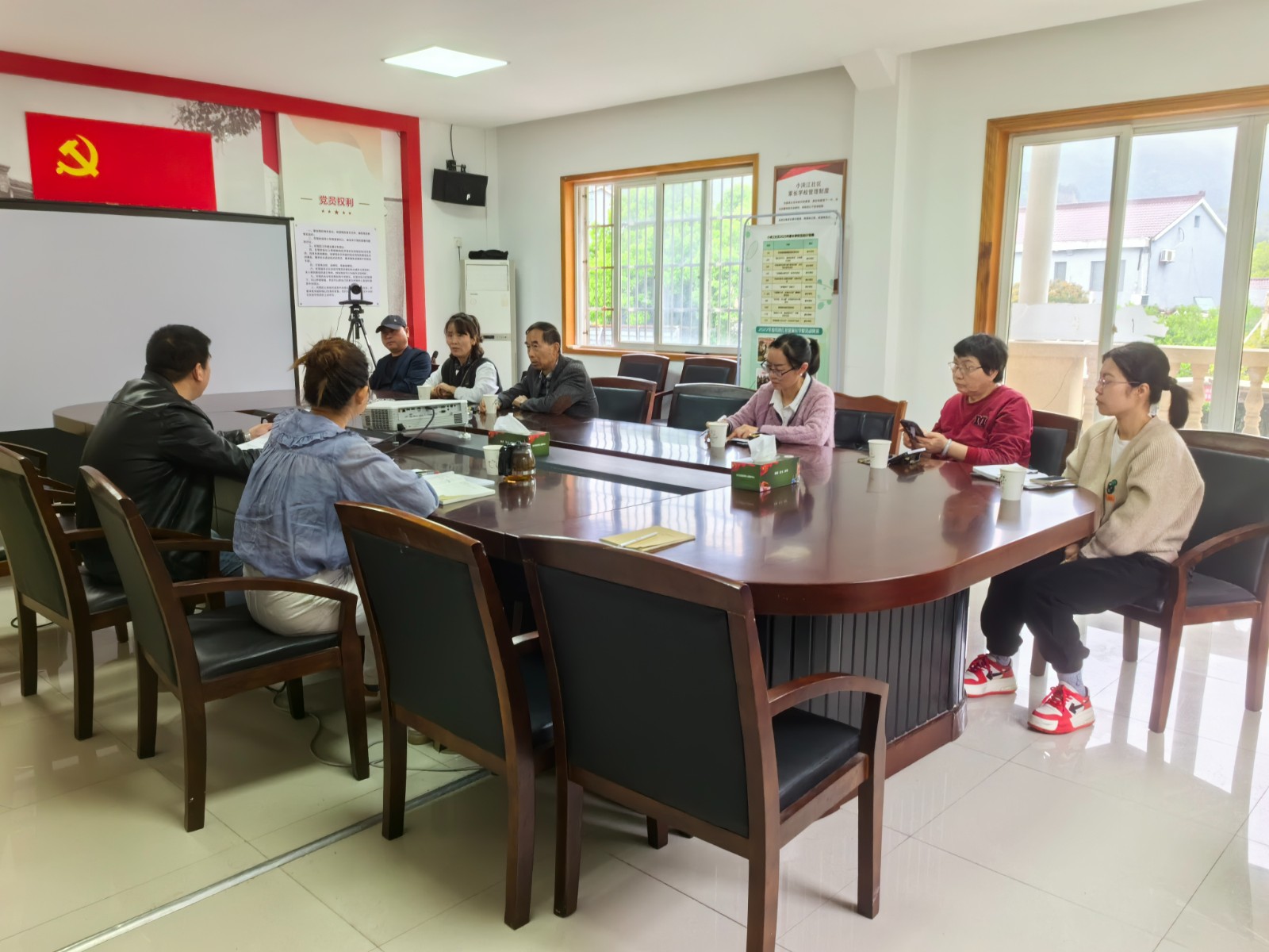 小浃江社区党群服务中心：召开居务会议，加强民主监督.jpg