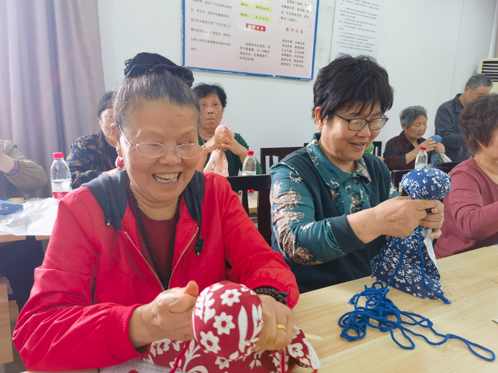 柴桥：巧手制艾锤  乐享银龄生活.jpg