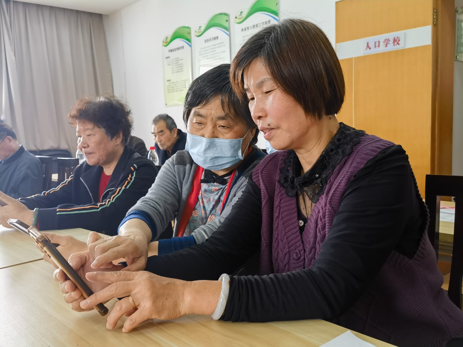柴桥：课程开到家门口，社区老人轻松玩转智能手机.jpg