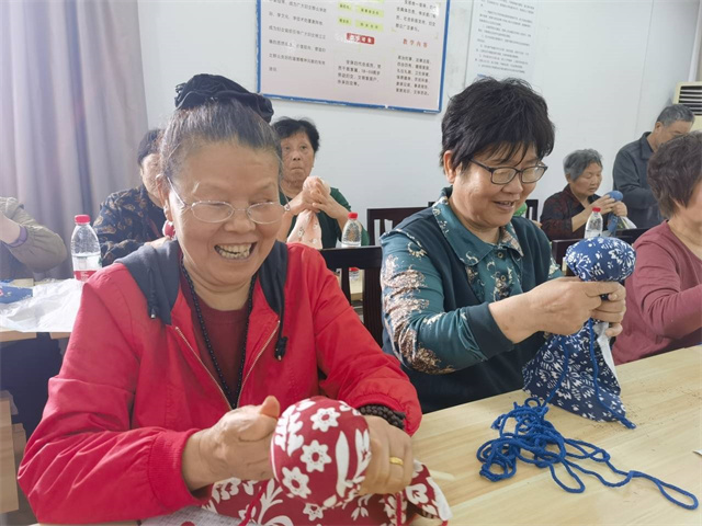 柴桥成校：巧手制艾锤 乐享银龄生活.jpg