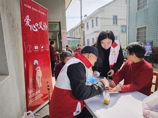 北仑柴桥成校：义诊进二村，暖心零距离.jpg
