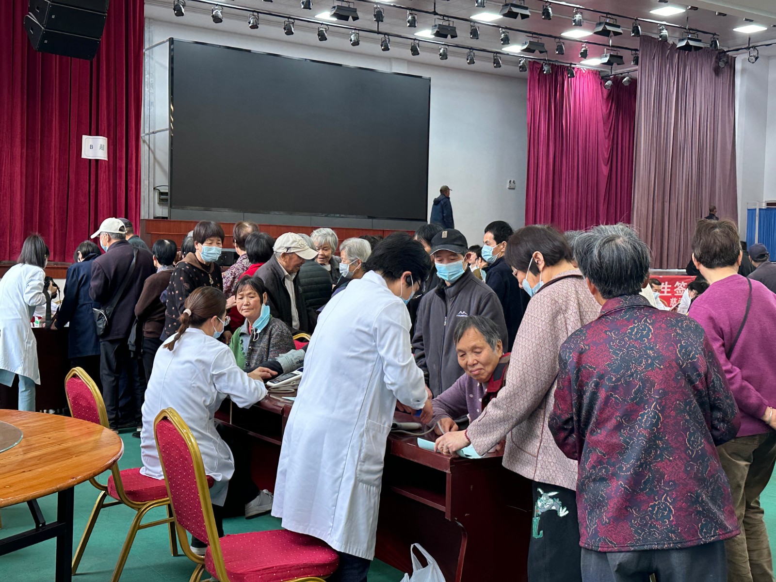 龙医跟党   医心为民1.jpg