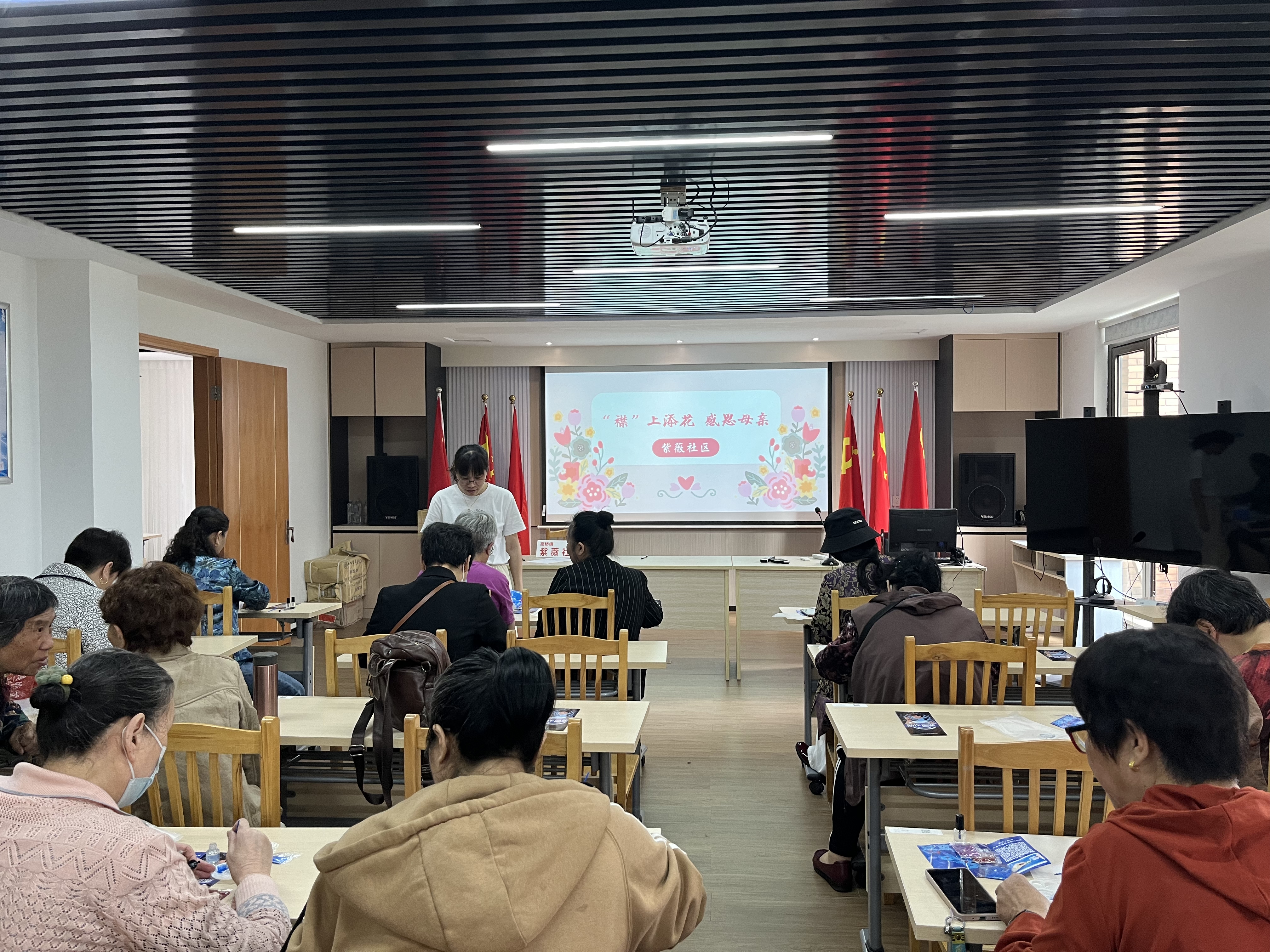20240508紫薇社区开展“‘襟’上添花 感恩母亲”活动 (3).jpg