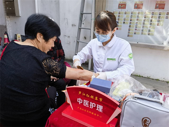柴桥成校：“红领健康集市”开到家 护老惠民暖人心.jpg