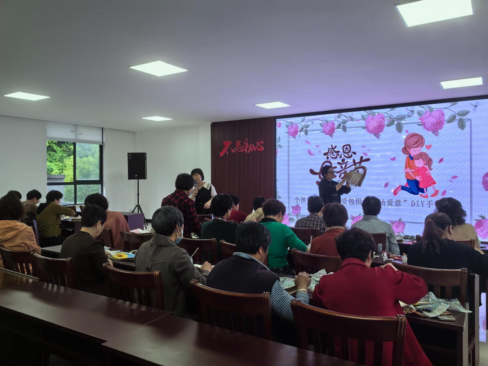 小浃江社区党群服务中心：开展“被爱包围，包涵爱意”母亲节手作包活动.jpg
