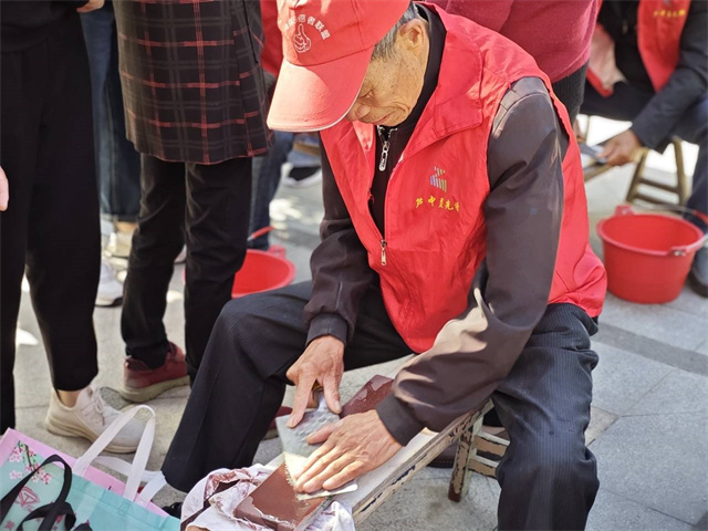 柴桥成校：磨旧物缝新颜，别样服务暖心田.jpg