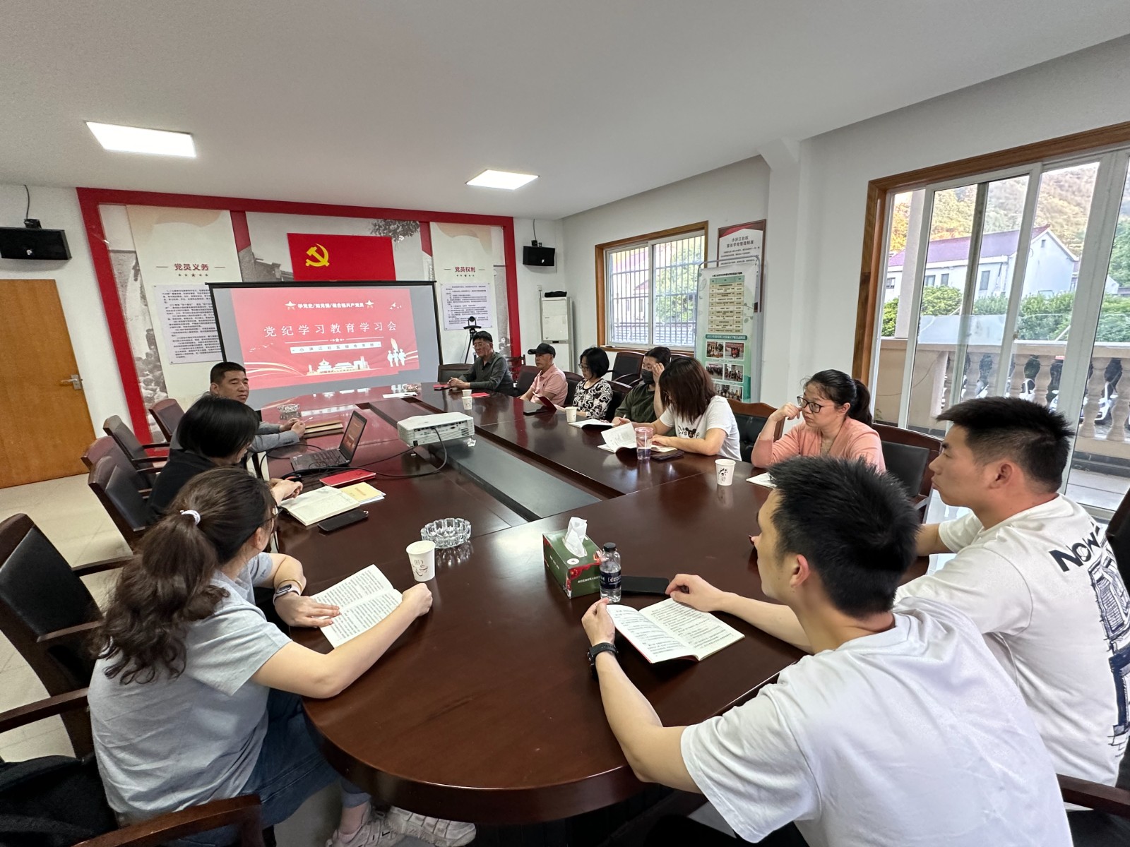小浃江社区党群服务中心：开展党纪学习教育学习会.jpg