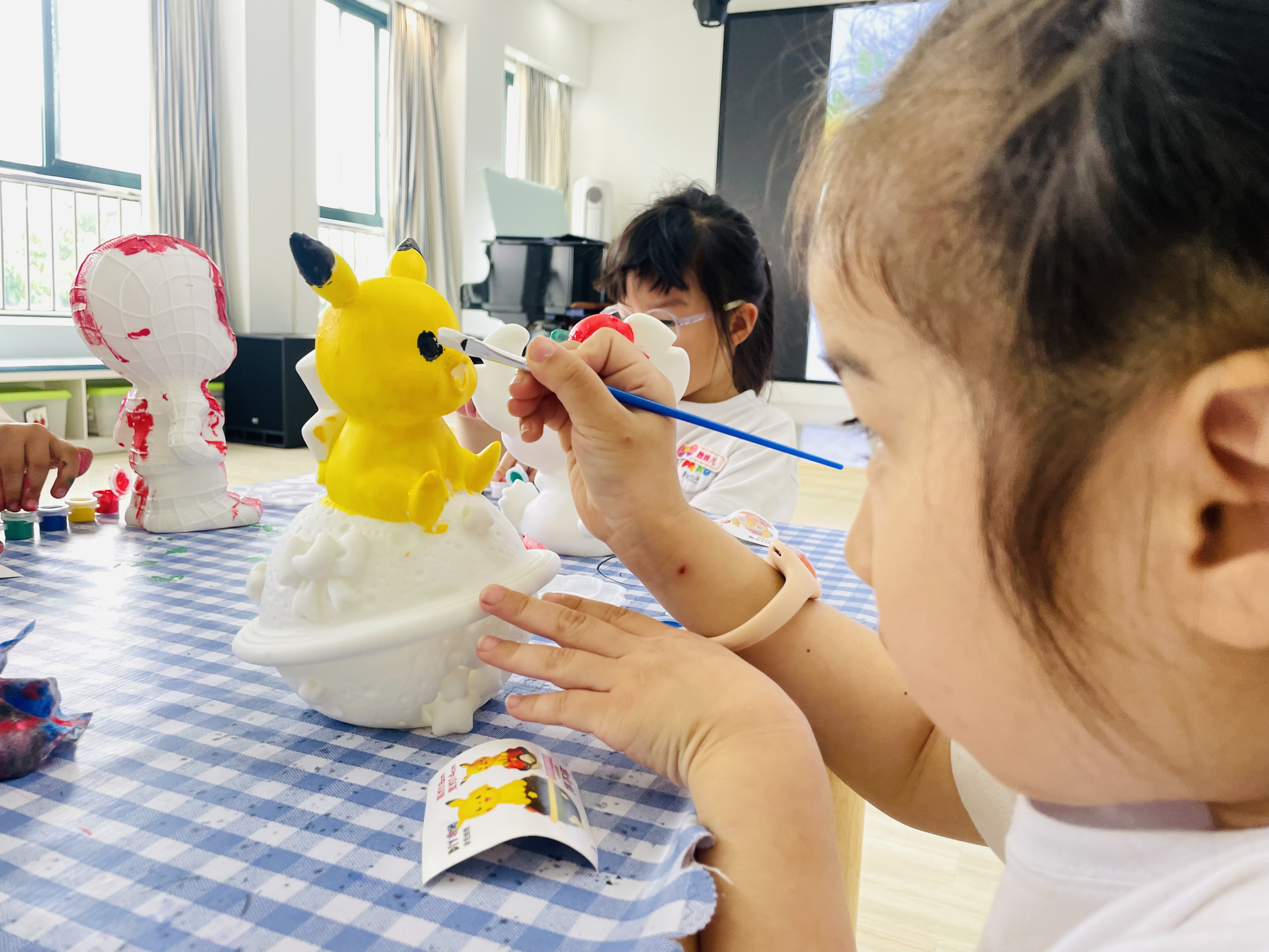 小朋友正聚精会神创作皮卡丘.jpg