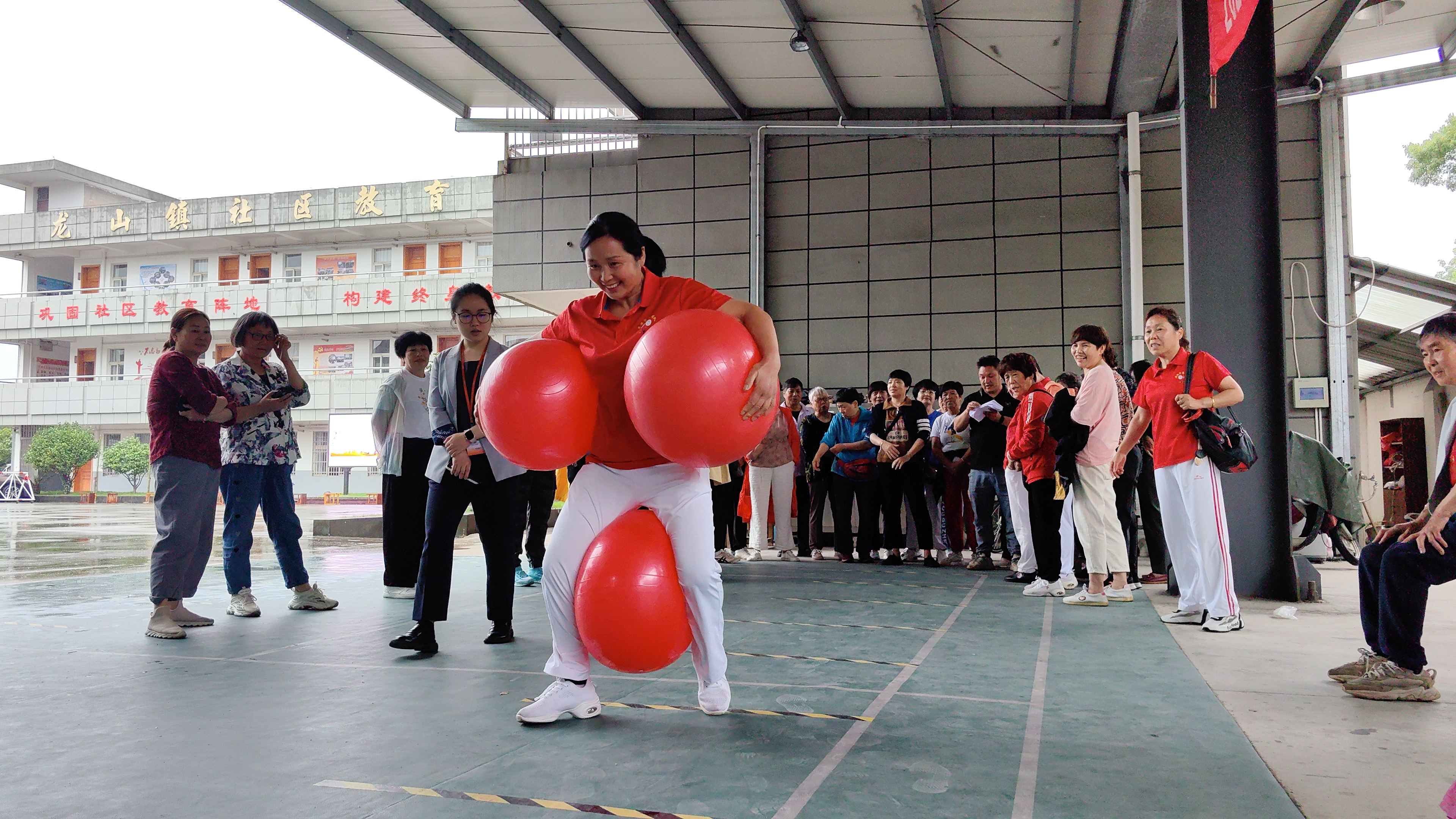 龙山镇社区老年学校举行趣味运动会总决赛7.jpg