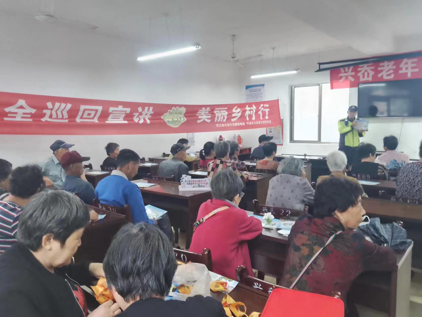 小浃江社区党群服务中心：提升老年人安全意识，普及交通安全知识.jpg