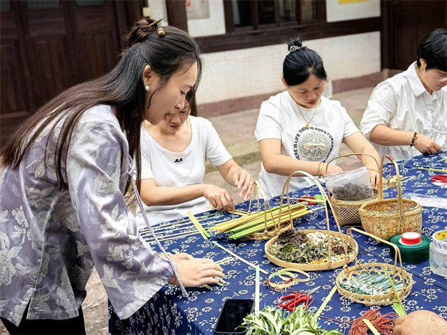 柴桥成校：“守”艺非遗 端午研习“竹”够有趣.jpg