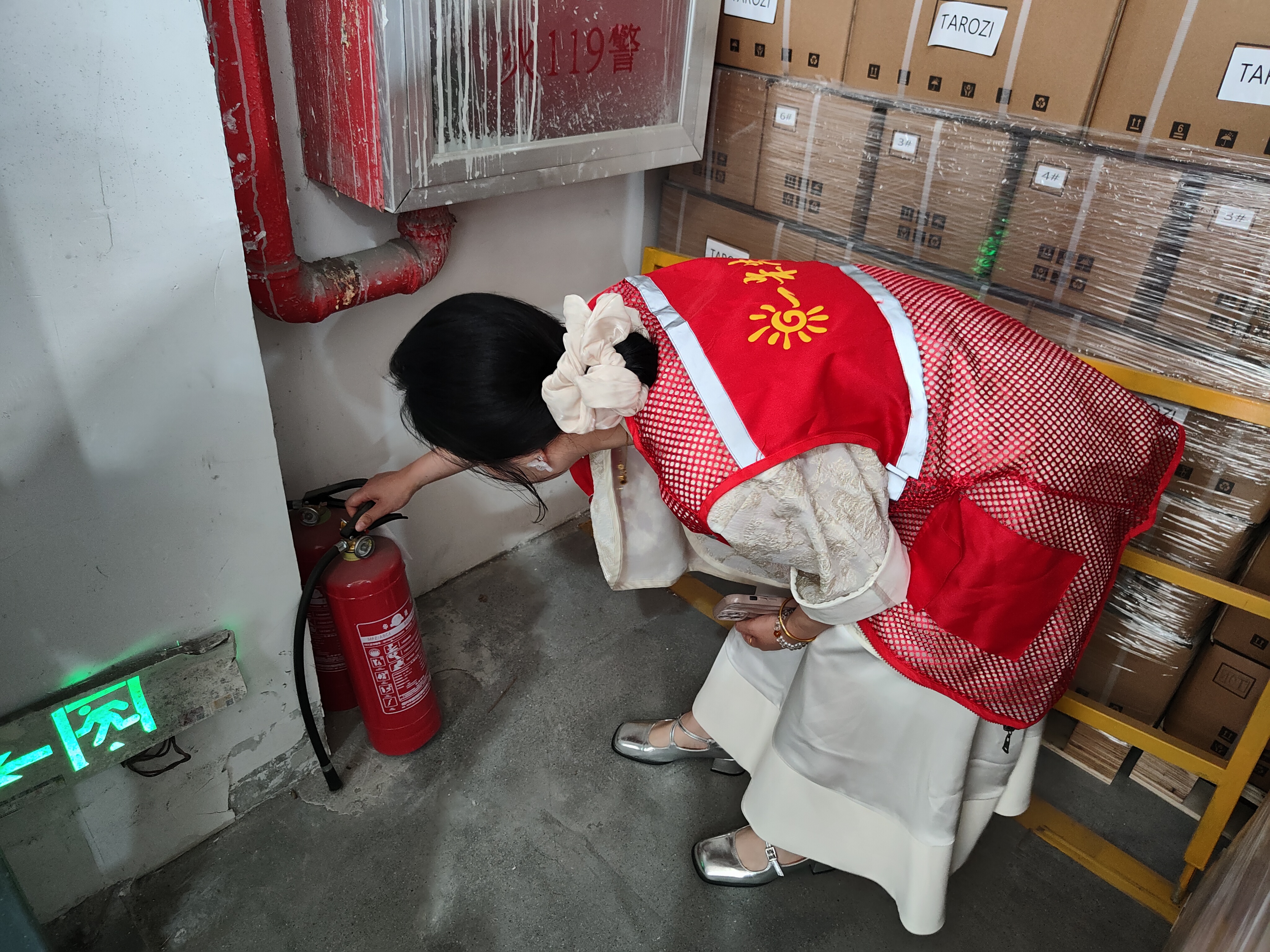 网格员检查灭火器（於佳丽摄）.jpg