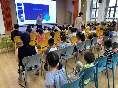 1北仑区春晓成校：邀请派出所民警走进幼儿园开展暑假安全教育宣传活动.png