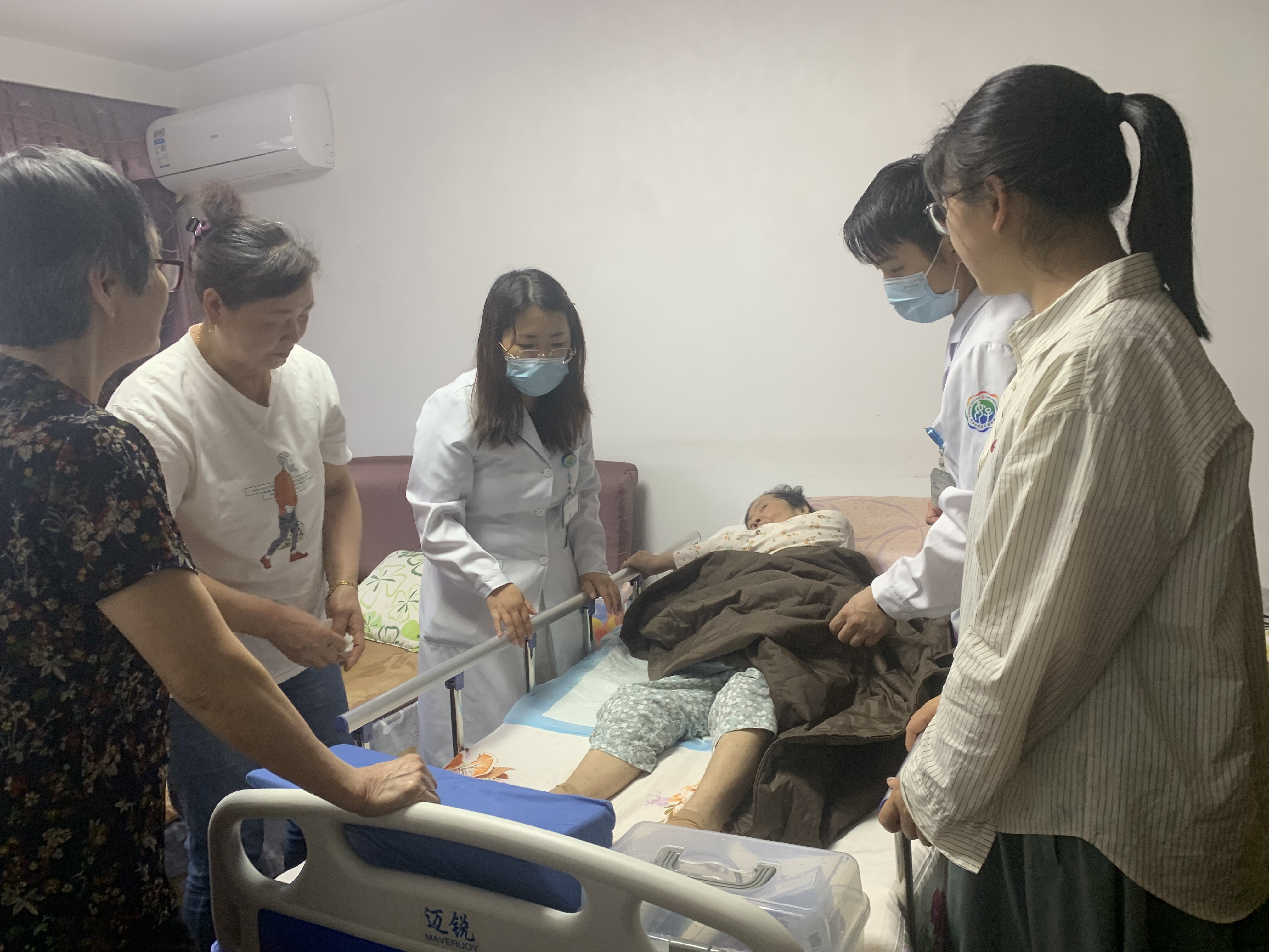 06-05暖心义诊进社区 服务居民零距离 (1).jpg