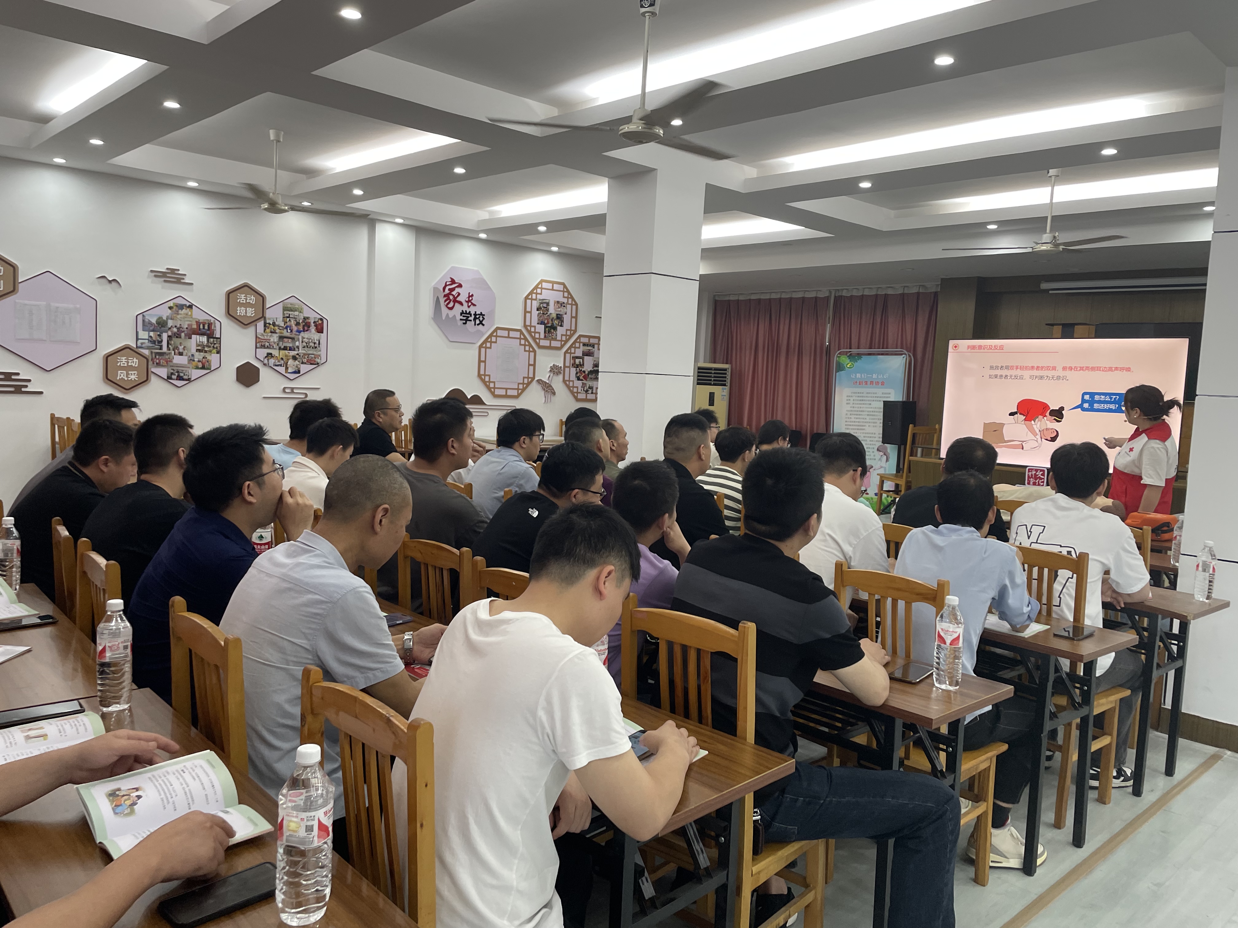 06-25爱心相伴 “救”在身边.jpg