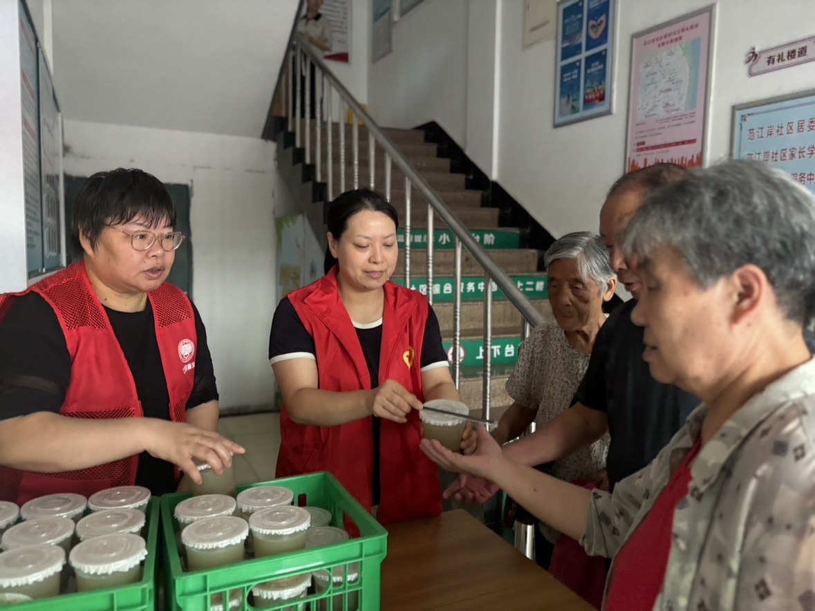范江岸社区开展夏日送清凉活动02.JPG